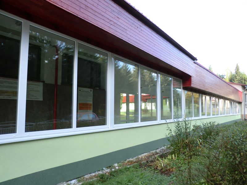 spojovacia chodba smerom od ZŠ Klokočov ku školskej jedálni