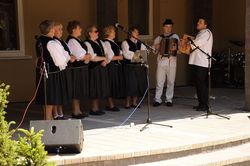 kultúrny program otvorila v nedeľu 17.6.2012 folkórna skupina z Klokočova