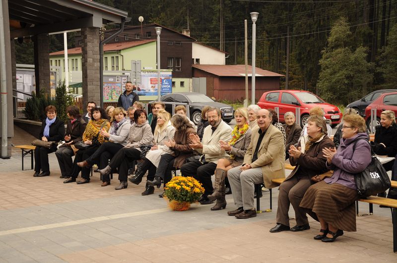 prítomní hostia na pietnom stretnutí v Klokočove
