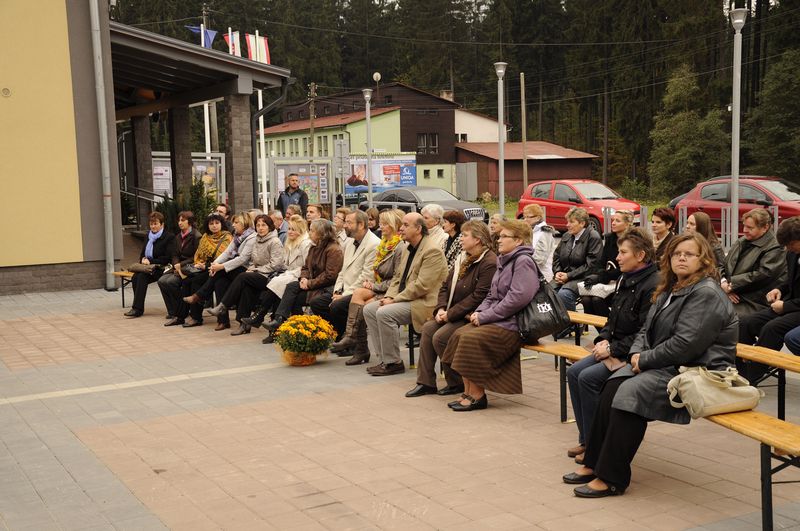 prítomní hostia na pietnom stretnutí v Klokočove