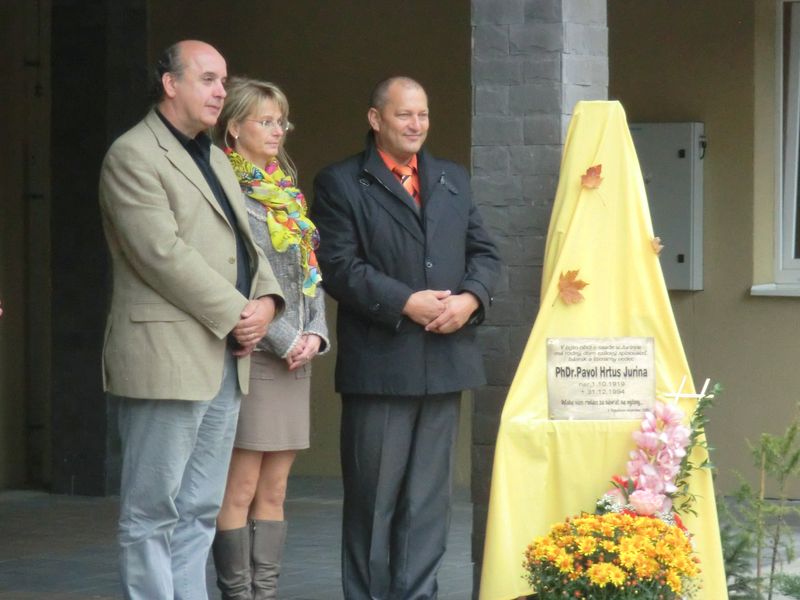 spoločná fotografia pri pamätnej tabuli: z ľava Teodor Križka, Blanka Králiková a starosta Ľuboš Stríž
