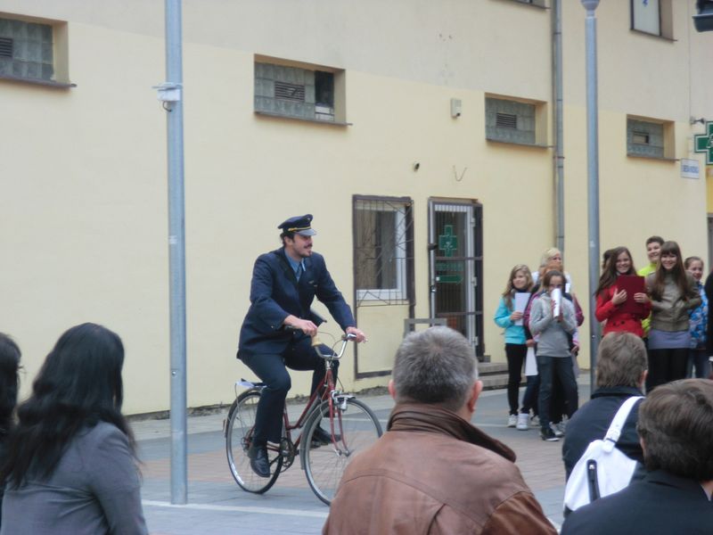 príchod poštára na bicykli - postavu stvárnil člen Divadelného súboru J. Palárika z Čadce - František Kučák