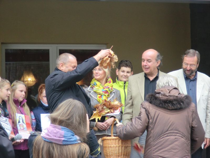 slávnostné uvedenie do života kalendára 2013 - posypanie suchým lístím: starosta obce Ľuboš Stríž