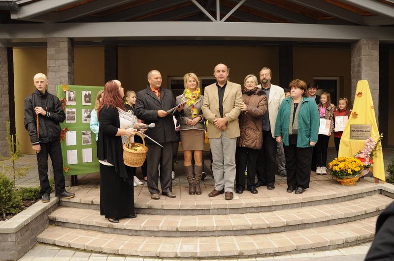 spoločná fotografia - z ľava starosta Ľuboš Stríž, Blanka Králiková, Teodor Križka, Hilda Michalíková, Jozef Šimonovič a autorka kalendára 2013 Mgr. Janka Mudríková