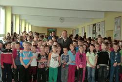 spoločná fotografia starostu obce Ľuboša Stríža spolu s deťmi zo ZŠ Klokočov