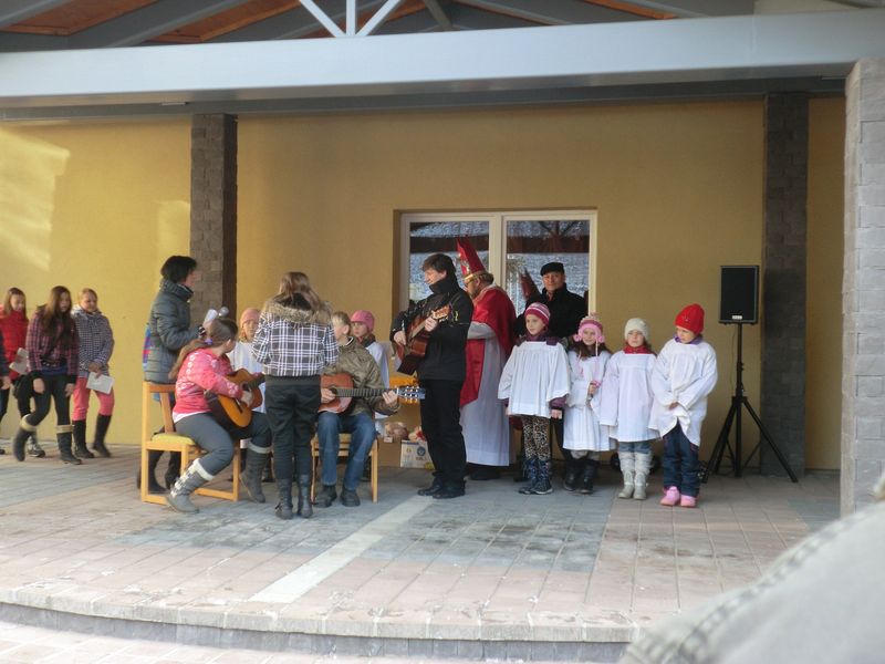 kultúrny program: pán farár vdp. Peter Jankech s deťmi