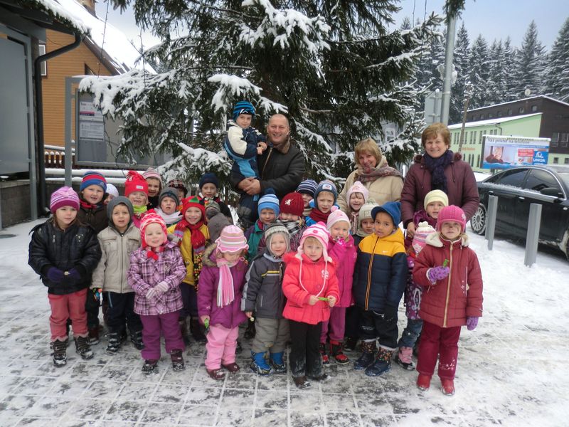 starosta obce Ľuboš Stríž na spoločnej fotografii s detičkami z MŠ pri vianočnom stromčeku