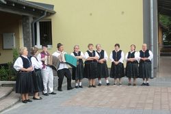 Folklórna skupina Klokočovan zaspievala pred Obecným úradom krásne piesne