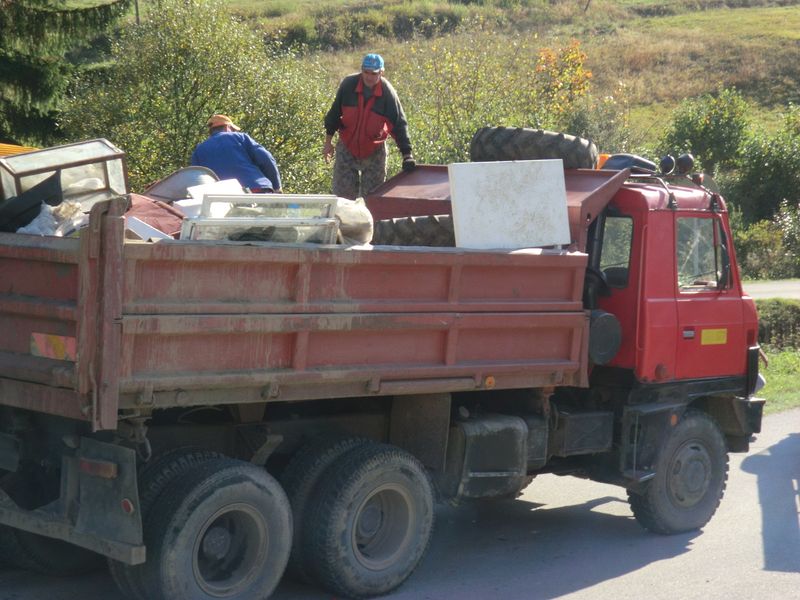 pracovníci: Ján Želiecky a Martin Šipula vykladajú zozbieraný odpad do veľkoobjemového kontajnera