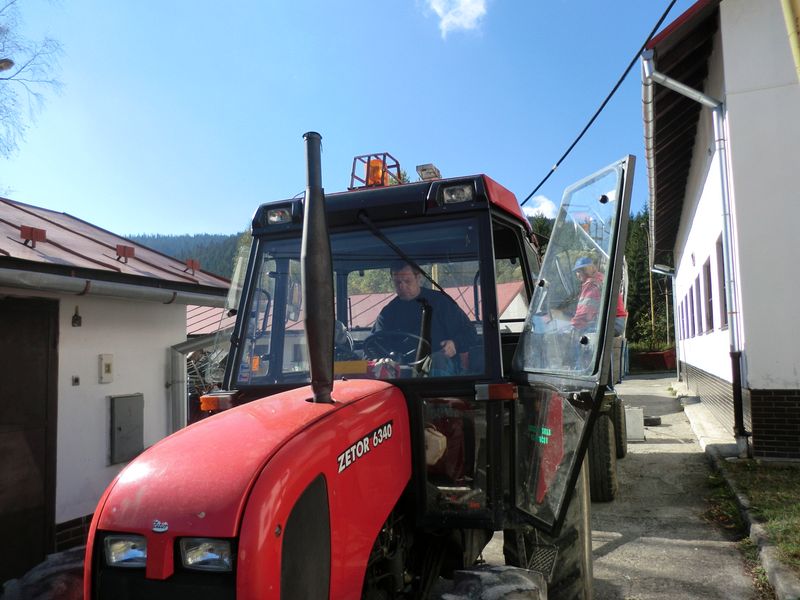 pracovník Pavol Gunčaga pri zvoze aj s traktorom
