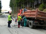 pracovníci Obecného úradu pri nakladaní odpadu: Elena Stopková, Anna Koniarová, Metoděj Čuboň, Jiří Ferenčák