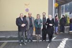spoločná fotografia na námestí v Klokočove po odovzdaní kvetov ku tabuli P. H. Jurinu: z prava starosta obce Ľ. Stríž, Teodor Križka, PhDr. Blanka Králiková,Jozef Šimonovič a Zuzana Jesenská-Kubicová