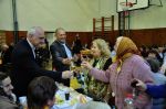 spoločný prípitok so seniormi - MUDr. Miroslav Mikolášik a starosta obce Ľuboš Stríž