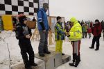 starosta obce Ľuboš Stríž odovzdáva ocenenia najmladším účastníkom
