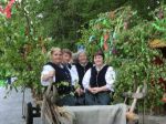 odchod folklórnej skupiny k váľaniu mája