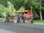 odchod folklórnej skupiny k váľaniu mája