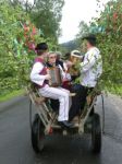 odchod folklórnej skupiny k váľaniu mája