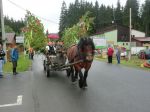 odchod folklórnej skupiny k váľaniu mája