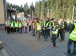 stretnutie všetkých dobrovoľníkov pre Obecným úradom, kde ich privítal starosta obce Ľuboš Stríž