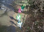 usilovní žiaci a ostatní dobrovolníci sa naozaj snažia čistiť aj okolie potokov