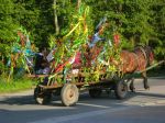odchod folklórnej skupiny k váľaniu mája