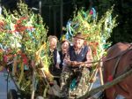 p. Pavol Dedič a speváčky z folklórneho súboru