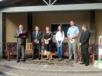 príhovor starostu obce Ľuboša Stríža, Pavol Holeštiak, Katarína Plešivčáková, Katarína Baričáková, František Kučák, vdp. Peter Jankech(zľava)