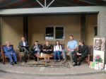 Zľava: Janka Bírová, starosta obce Ľuboš Stríž, Pavol Holeštiak, Katarína Plešivčáková, Katarína Baričáková, František Kučák, vdp. Peter Jankech