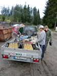 vykladanie veľkoobjemového odpadu - pracovníci OÚ - M. Krenželok, P. Gunčaga, pracovník VPP - F. Mudrík
