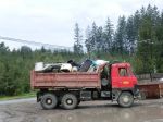 Tatra plná veľkoobjemového odpadu - šoféroval pracovník F. Čuboň