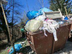 Dňa 12. apríla 2014 sa v našej obci konal zvoz veľkoobjemového a nebezpečného odpadu