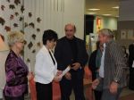 cenu za 1. miesto v kategórii próza odovzdáva Veronika Haferová, starostka obce