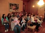 rodičia s deťmi v sobášnej miestnosti