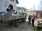 pracovníci pri vykladaní veľkoobjemového odpadu