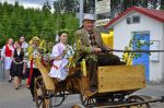 príchod sprievodu pred OÚ Klokočov