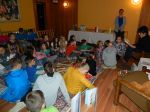 deti počúvajú príbeh od starostky obce Veroniky Haferovej