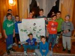 skupina chlapcov so svojou mapou