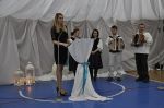 Majka Kučerová - recitátorka. V pozadí rodina Michalisková