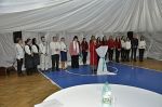 Všetci vystupujúci večera pri záverečnej piesni Tichá noc