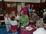detičky z MŠ rozdávali seniorom prekvapenie