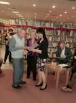 Jozef Páleník preberá cenu za I. miesto v kategórii próza
